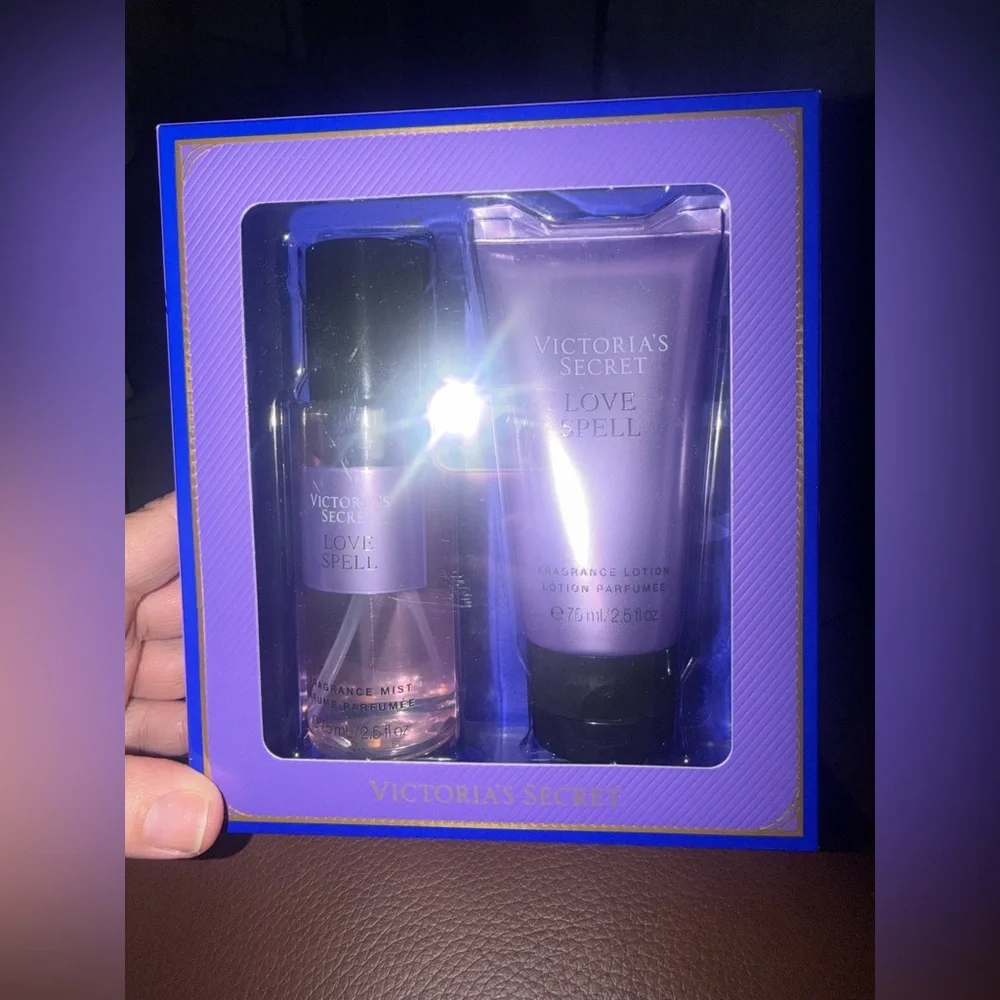 Victoria's Secret Small Love Spell Gift Box - NWT - Picture 3 of 3